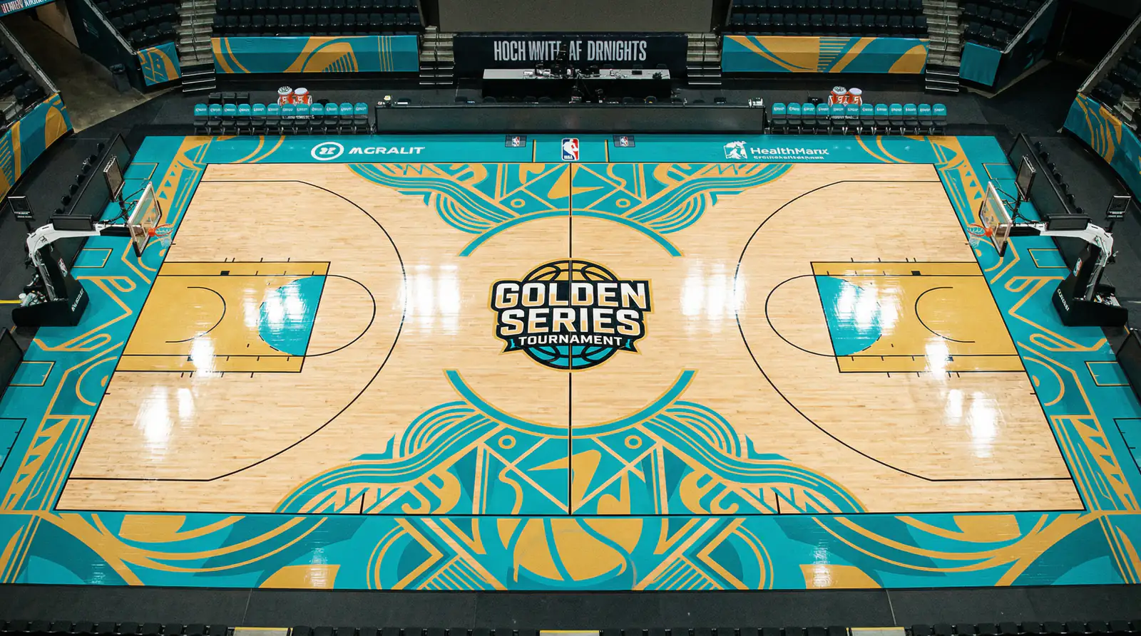 Cancha de baloncesto NBA con diseño especial de la NBA Cup y colores del torneo