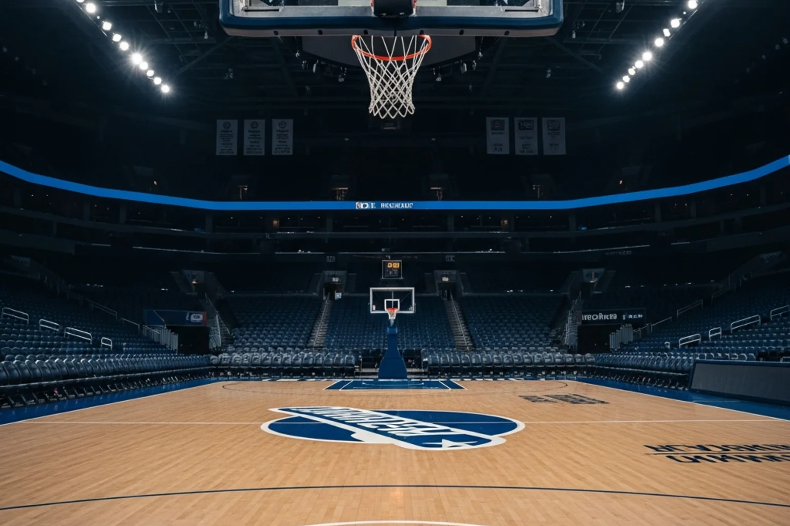 Pista de baloncesto NBA vacía con iluminación profesional antes del inicio de un partido de temporada regular