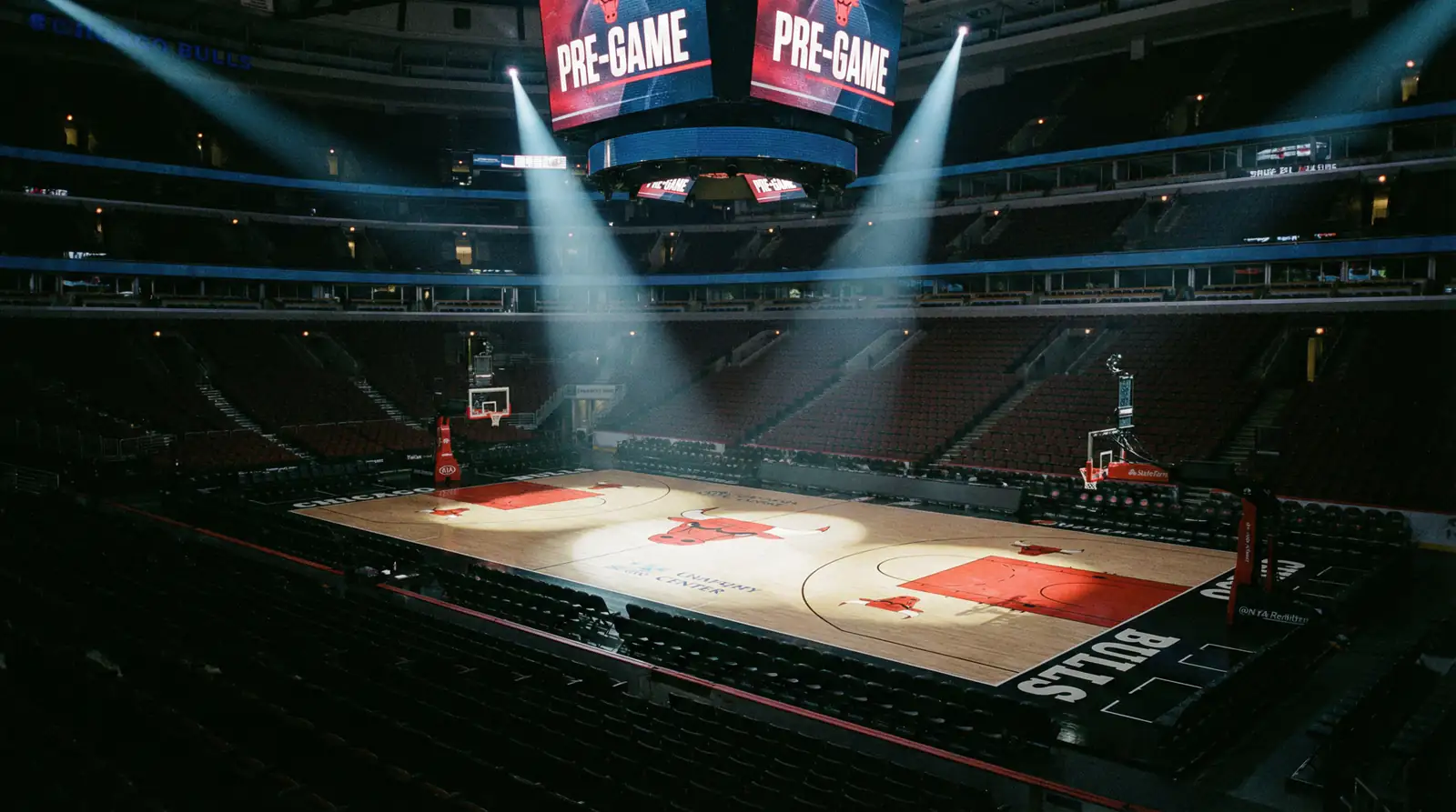 Cancha de baloncesto NBA vacía con focos encendidos antes de un partido decisivo