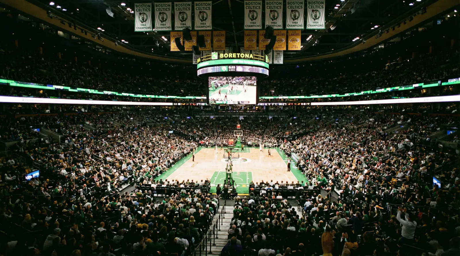 Factor localía NBA con datos de home court advantage arbitraje y apuestas al visitante